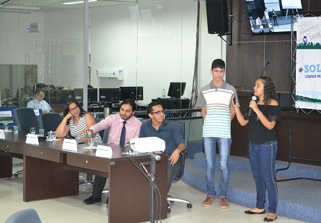 Estudantes e professores durante exposição no Plenário da Câmara Municipal de Itumbiara